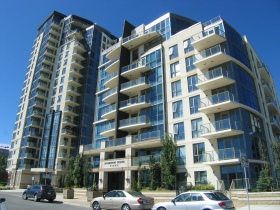 A large building with cars parked on the side of it.