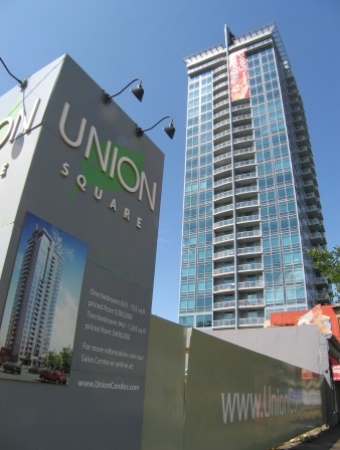 A sign that says union square and some buildings